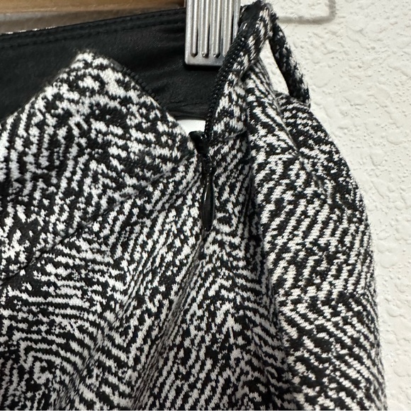 EXPRESS - Black & White Printed Skort with Belt - Picture 8 of 10